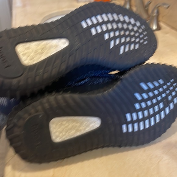 Yeezy size 7 Sneaker - Picture 4 of 10